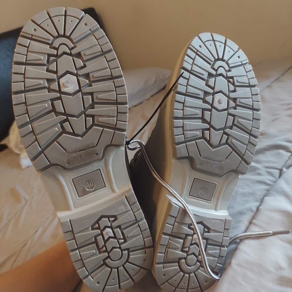 Size 8.5 Boot - Picture 7 of 8